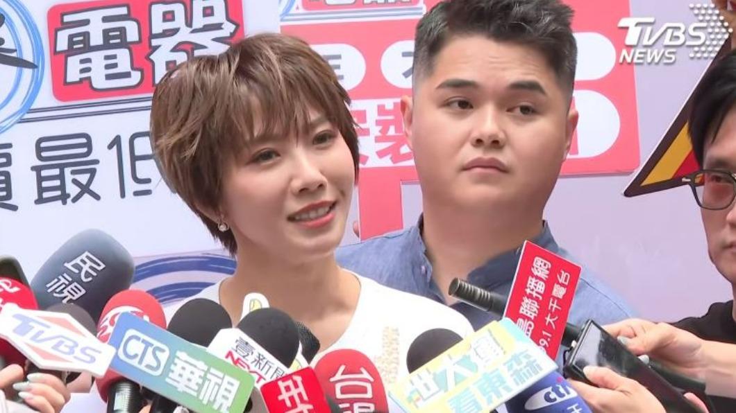 大牙一開始仍面帶笑容。(圖/TVBS)
