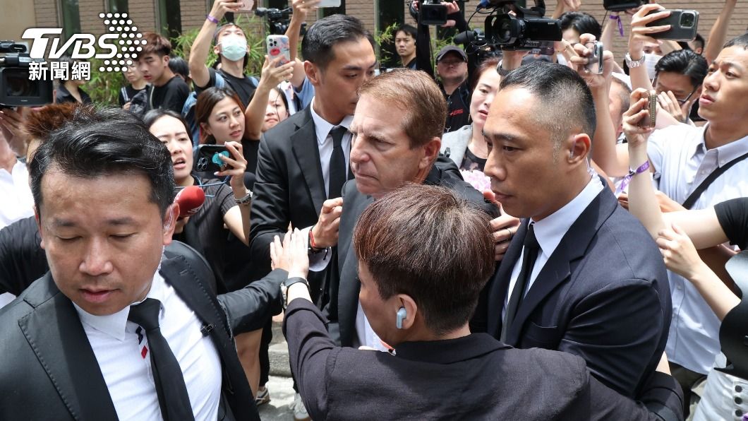 Bruce被重重保鑣包圍護送。（圖／趙世平攝）
