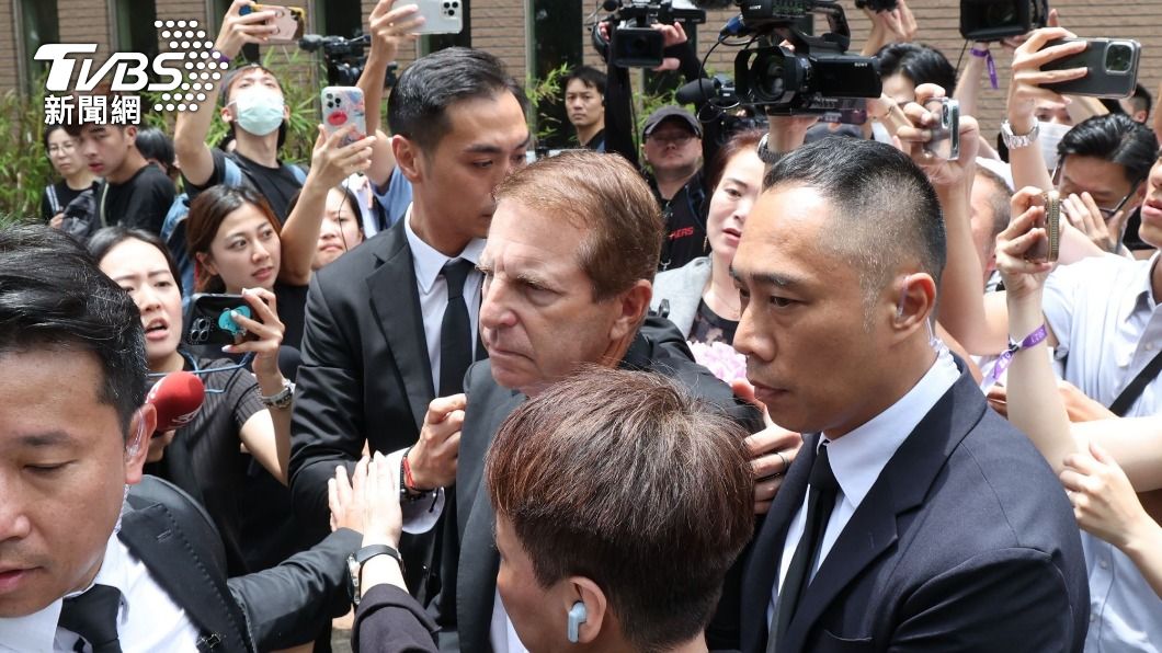 民眾看到Bruce現身後都湧上推擠。(圖/趙世平攝)