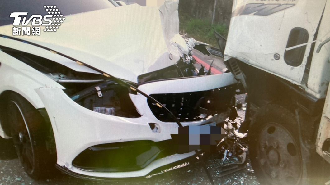 小動物從路邊竄出！賓士車急閃猛撞對向小貨車　車頭全爛
