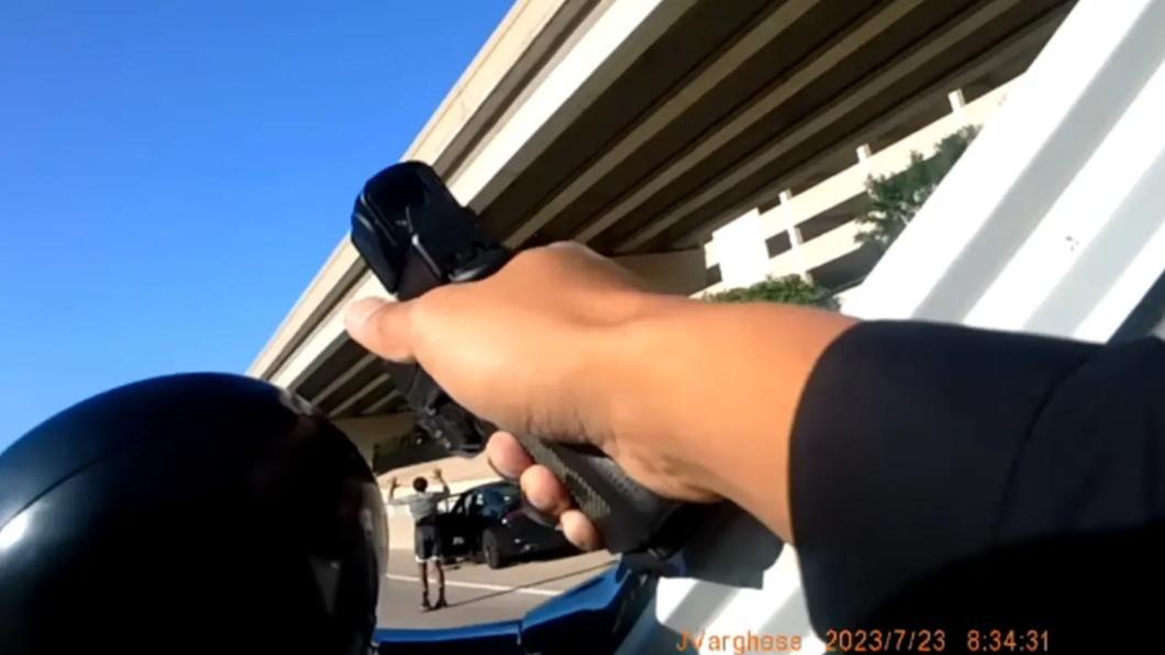 美警搞烏龍！攔錯車還作勢開槍　非裔少年被嚇到淚流不止