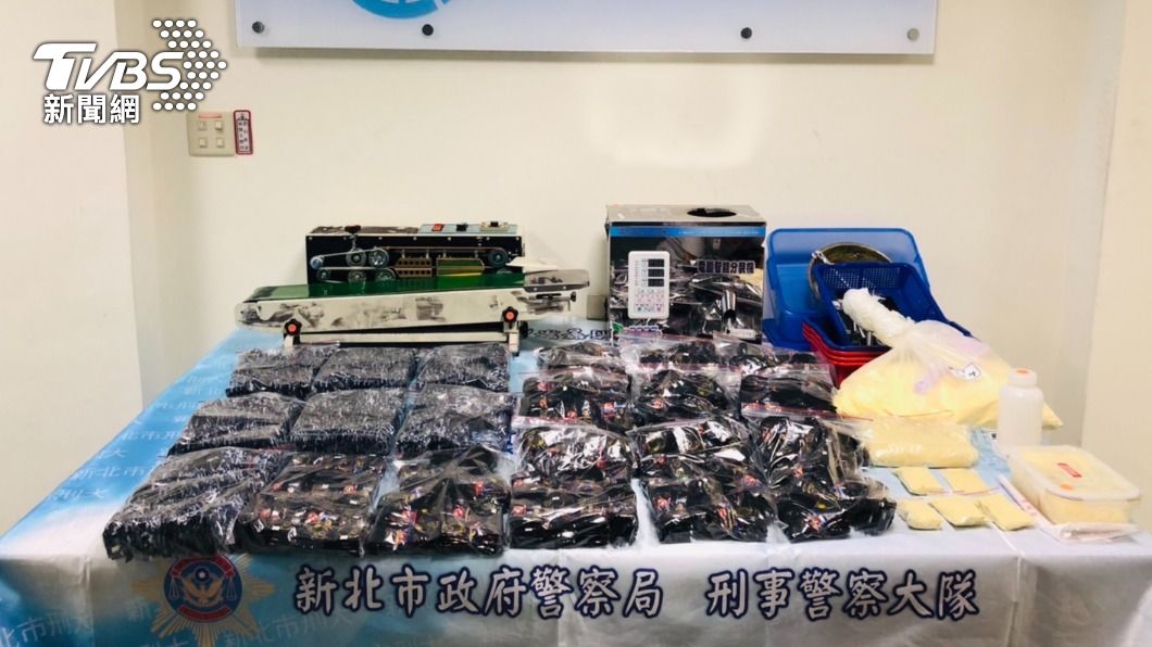警方查扣大量毒咖啡包。（圖／TVBS）