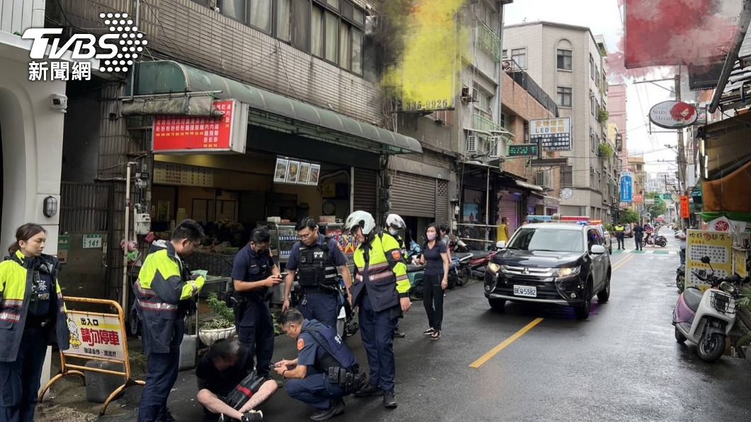 員警合力將其壓制上銬逮捕。(圖/TVBS)