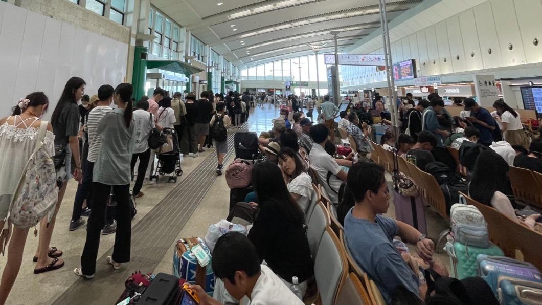 7月31日的那霸機場人滿為患。(圖/翻攝自@j353lamborghini推特)