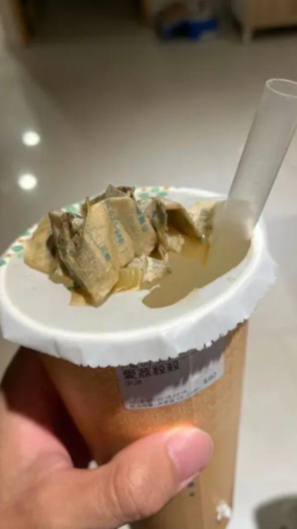 網友發現完整發票泡在飲料裡。(圖/翻攝自Dcard)