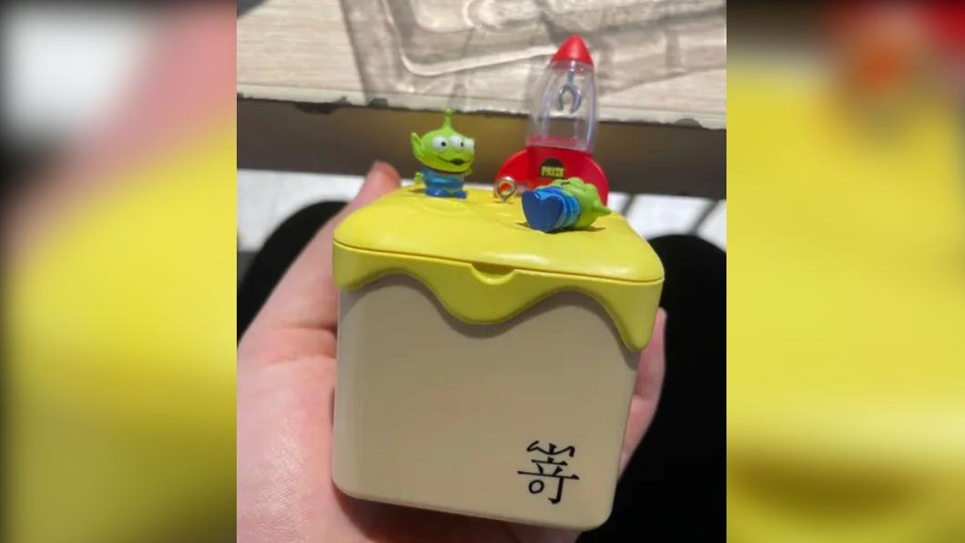 原PO表示看到造型悠遊卡相當傻眼,也認為不知道怎麼帶出去。(圖/翻攝自Dcard)