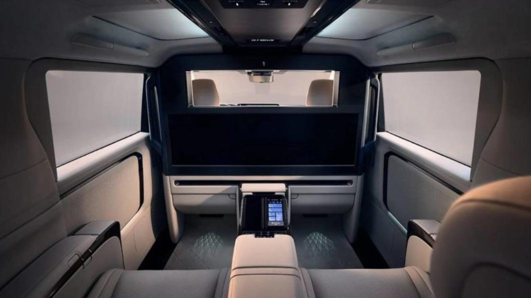 Lexus LM頂規追加私密隔屏、後座48吋大型數位螢幕等功能。(圖/翻攝自Lexus)