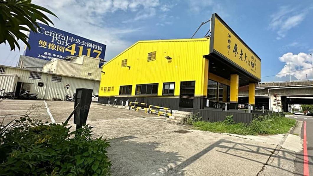 「阿娘喂廖老大茶坊」旗艦店面積廣大，還設有平面停車場。（圖／翻攝自「台中租屋、出租專屬社團」臉書）