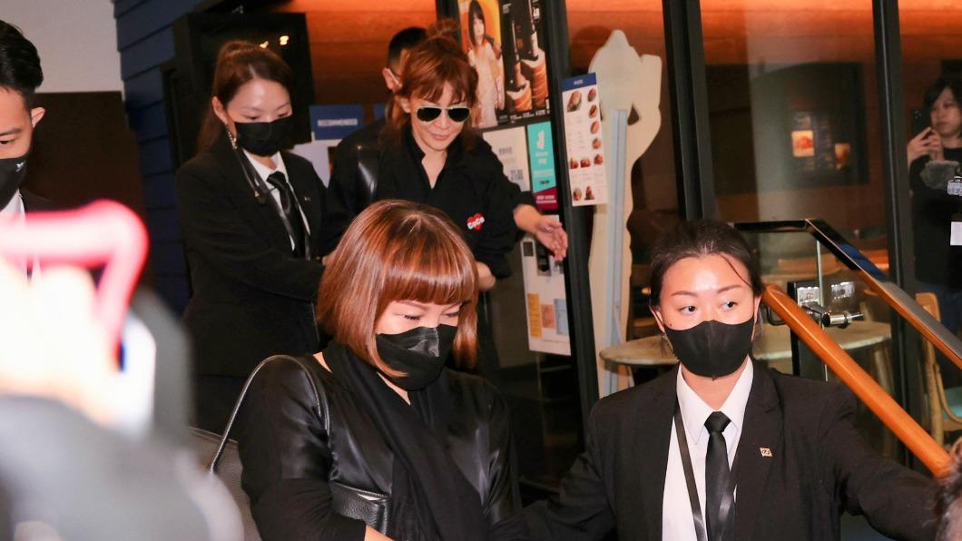 大姊與二姊李思林離開中環餐廳。(圖/趙世平攝)