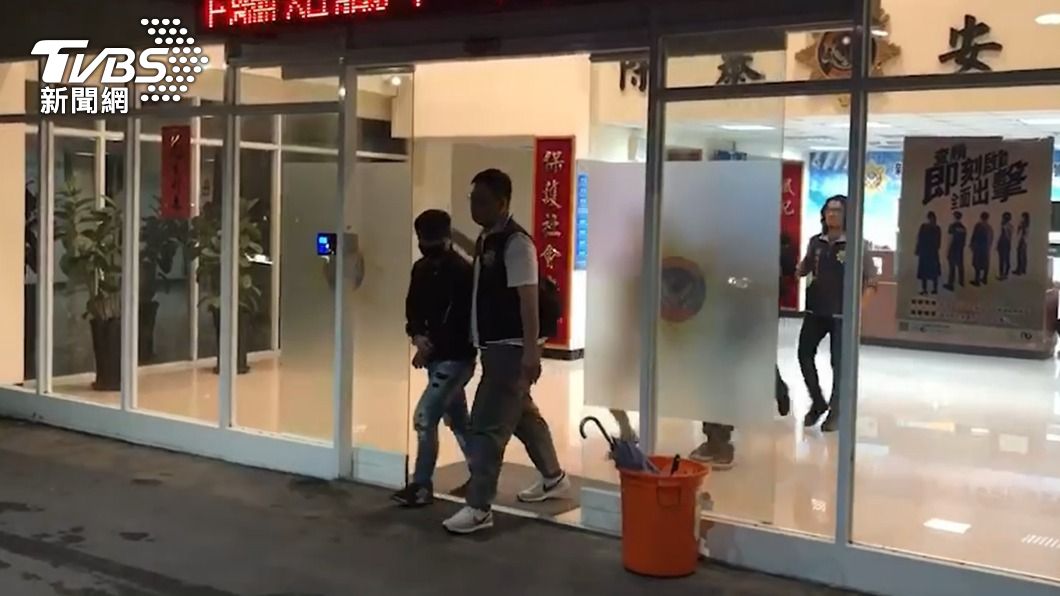 2年前虐貓引起公憤的黎男（中），此次又因涉嫌販毒被逮，複訊後遭收押。（圖／TVBS）