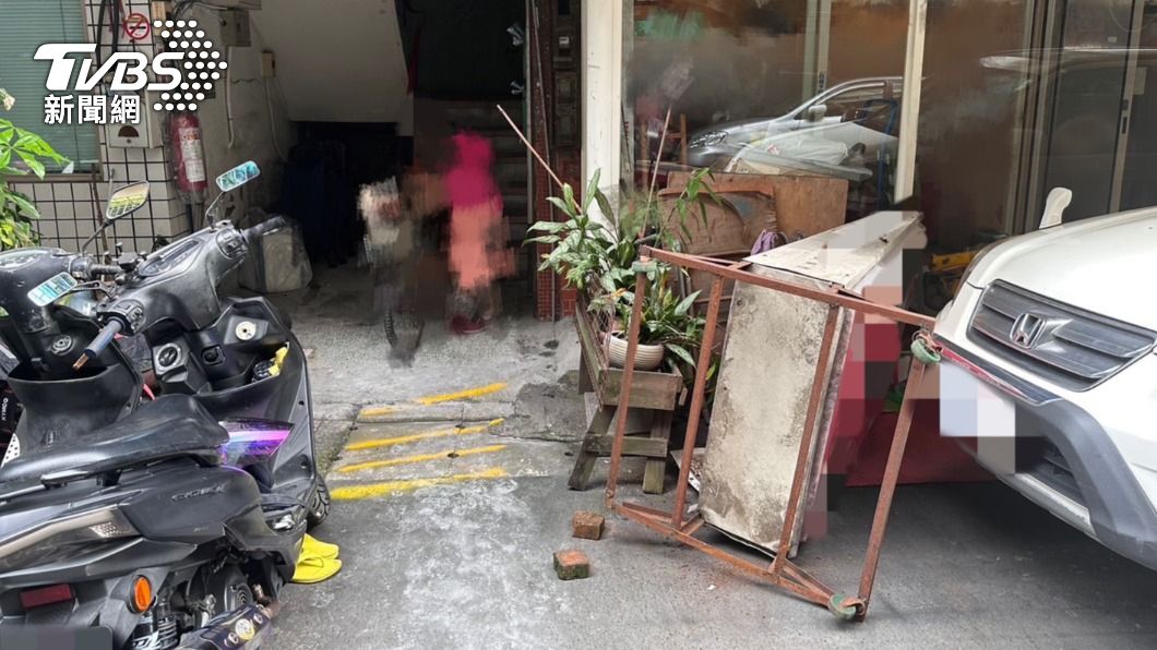 男子喝醉咆哮，還將五金行店外的機車和東西都推倒。（圖／TVBS）