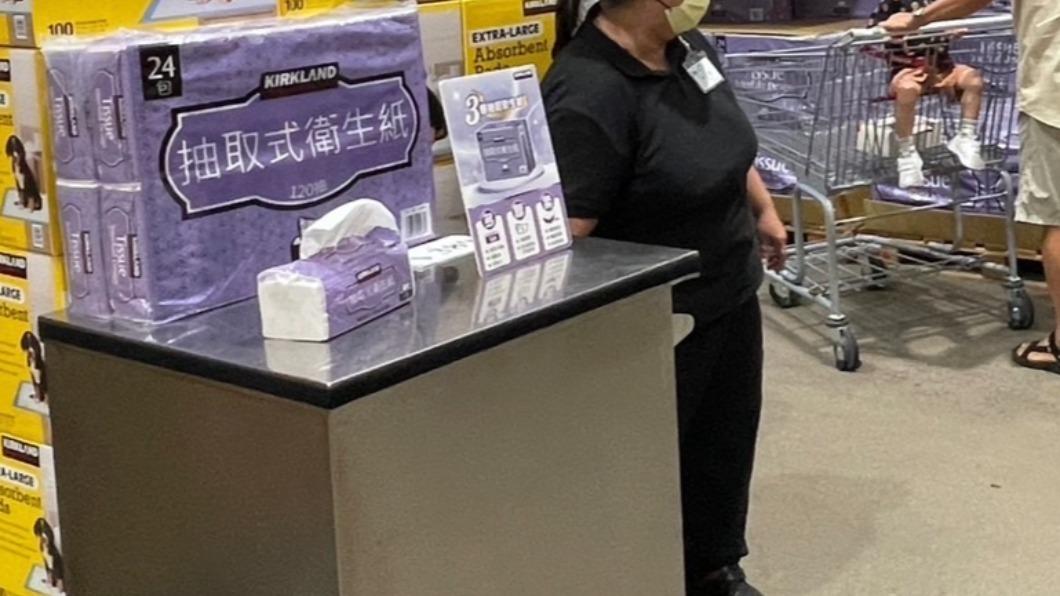 賣場人員表示衛生紙以後都會維持369元的價格。(圖/翻攝自「Costco好市多 商品經驗老實說」)
