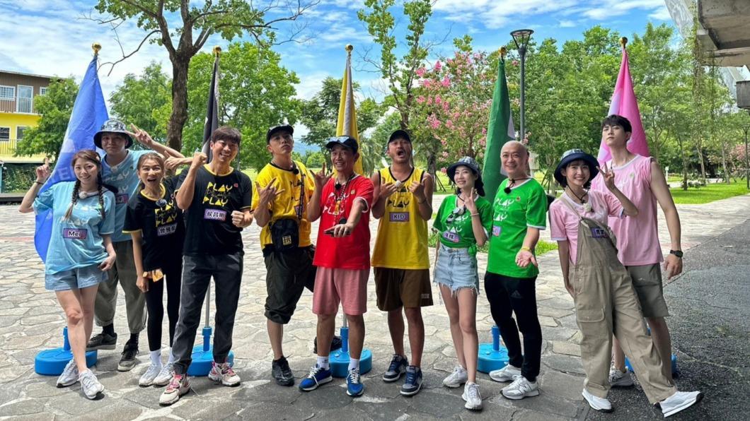 Mei(左起)、阿弟、曾雅蘭、侯昌明、坤達、吳宗憲、KID、咪咪、Paul、粿粿與范姜彥豐合體出外景。(圖/好看娛樂提供)