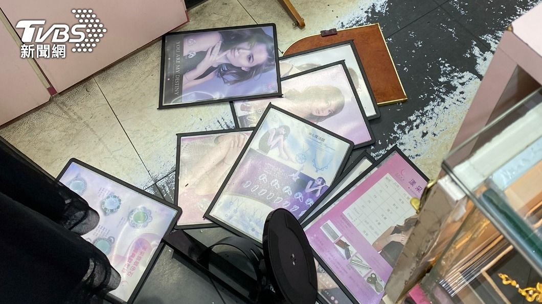 陳男持棍棒暴打店內物品。(圖/TVBS)