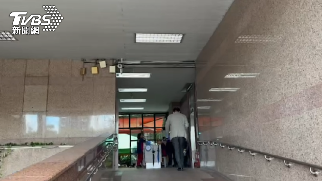 潘孟安現身民進黨中央黨部,並未對論文事件做出回應。(圖/TVBS)