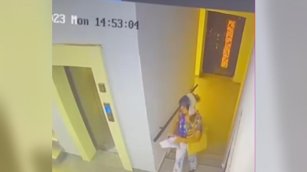 女郵差送信陳屍電梯。（圖／翻攝自《每日郵報》）