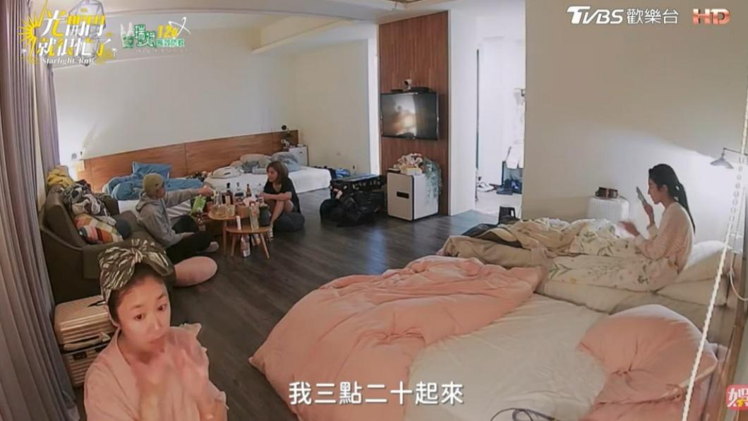 林心如在化妝鏡前塗抹保養品。(圖/翻攝自《光開門就很忙了》)
