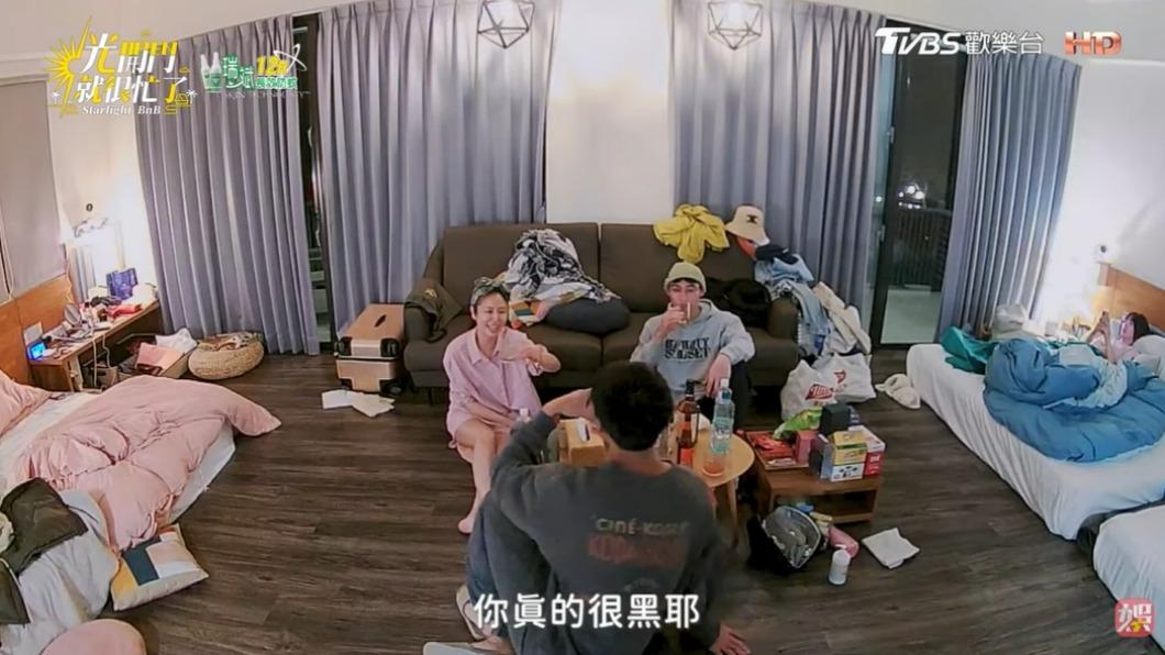林心如發現陳昊森曬黑。(圖/翻攝自《光開門就很忙了》)
