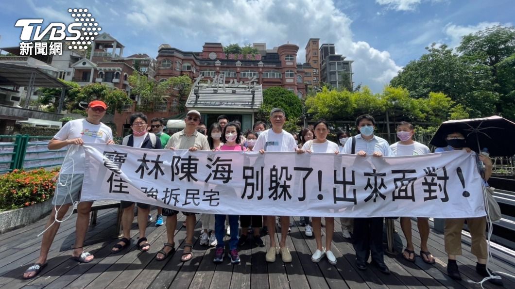 北市黃金地段如廢墟!中泰花園產權爭議 住戶拉白布條抗議