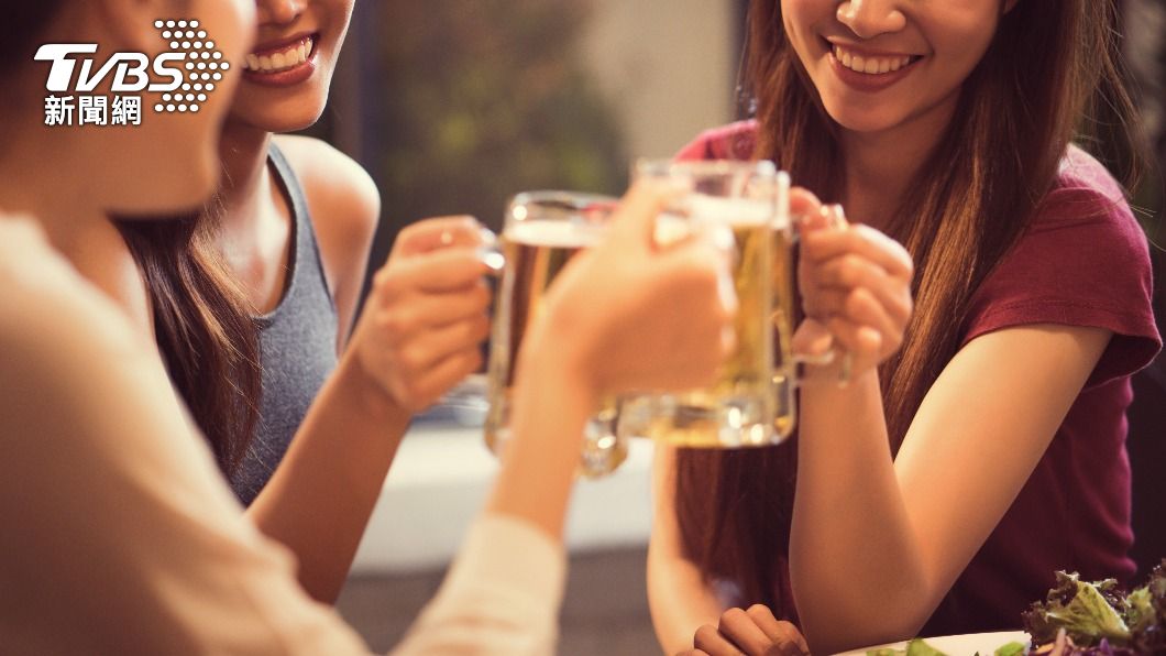 女性的身體結構與生活壓力增加,為造成飲酒過量致生疾病的可能原因。示意圖/Shutterstock