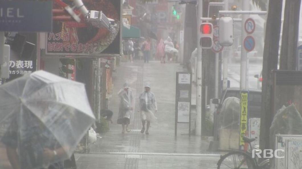 沖繩因卡努狂風暴雨!那霸機場2日繼續關 31萬人收避難指示
