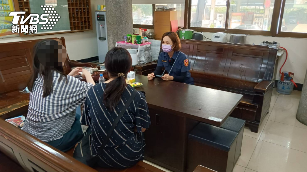 櫻花妹迷路了!自由行卡關 美女警背10公斤裝備幫攔公車