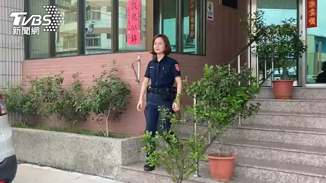 女警幫忙攔停公車。(圖/TVBS)