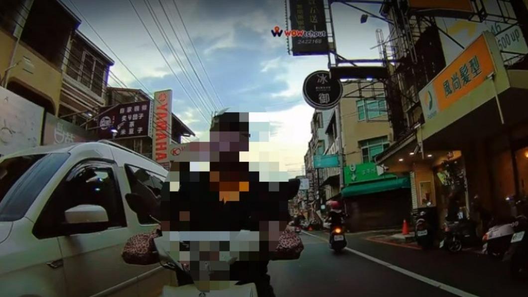 違規跨越雙黃線還逆向!囂張騎士竟嗆「瞎子」 警:檢舉可罰