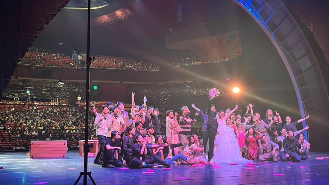 于浩威與同劇演員老婆李曼在音樂劇《熱帶天使》最終場台上拍婚紗。(圖/翻攝自于浩威臉書)