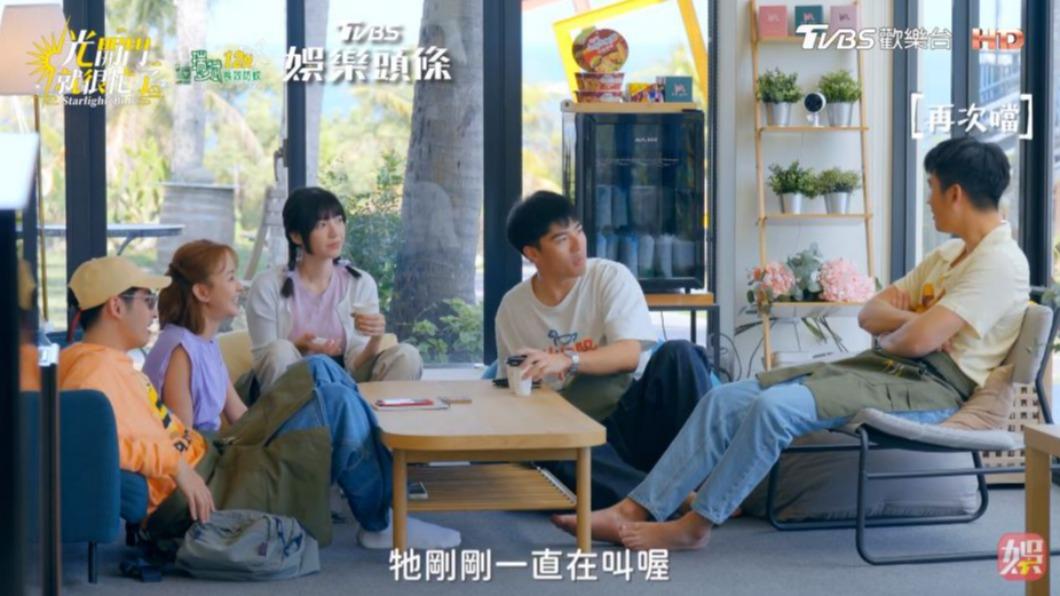 周興哲（右）對陳昊森的愛犬短短很有意見。（圖／翻攝自《光開門就很忙了》）