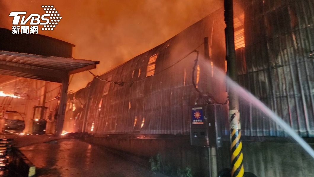 警消共派出43台消防車、74人至現場救火。(圖/TVBS)