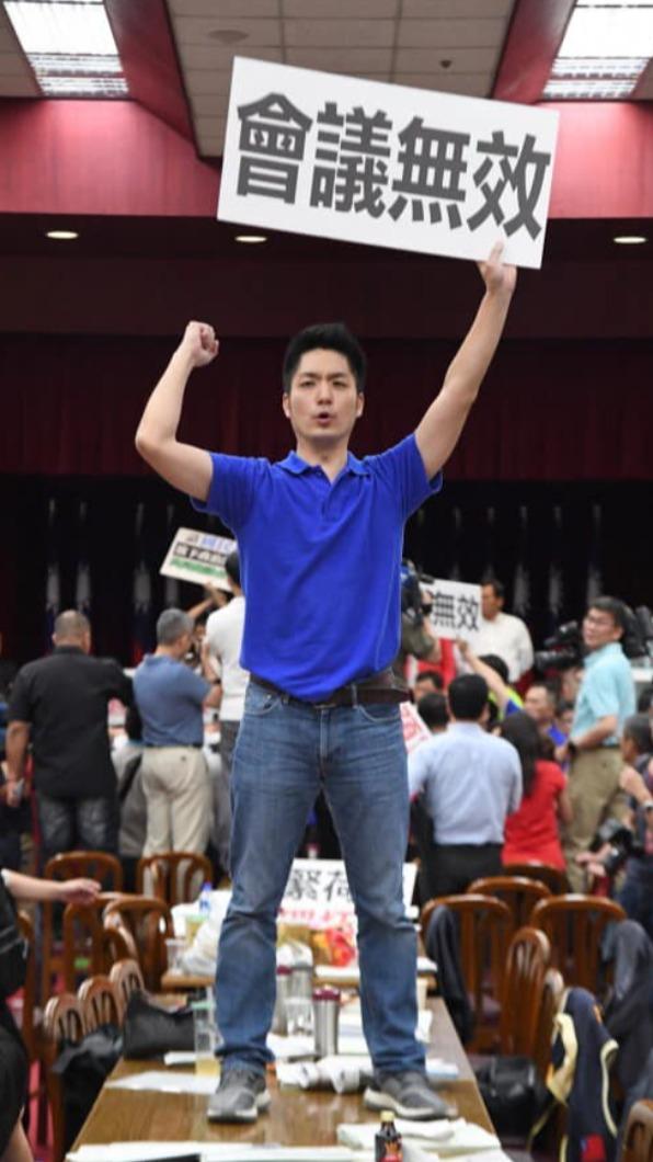 時任立委的蔣萬安與國民黨在立法院反對前瞻計畫。(圖/翻攝自吳思瑤臉書)