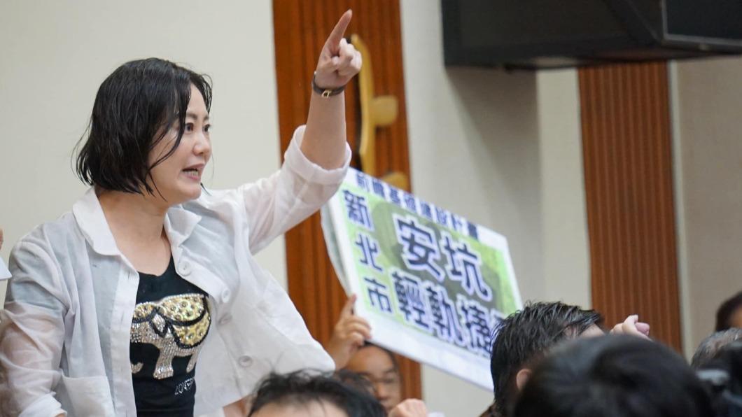 吳思瑤當年在立法院力推前瞻基礎建設計畫。(圖/翻攝自吳思瑤臉書)