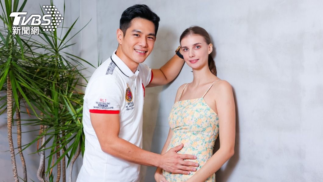 佳娜大解放！絕美水藍比基尼「曲線全看光」　網辣暈：性感孕婦
