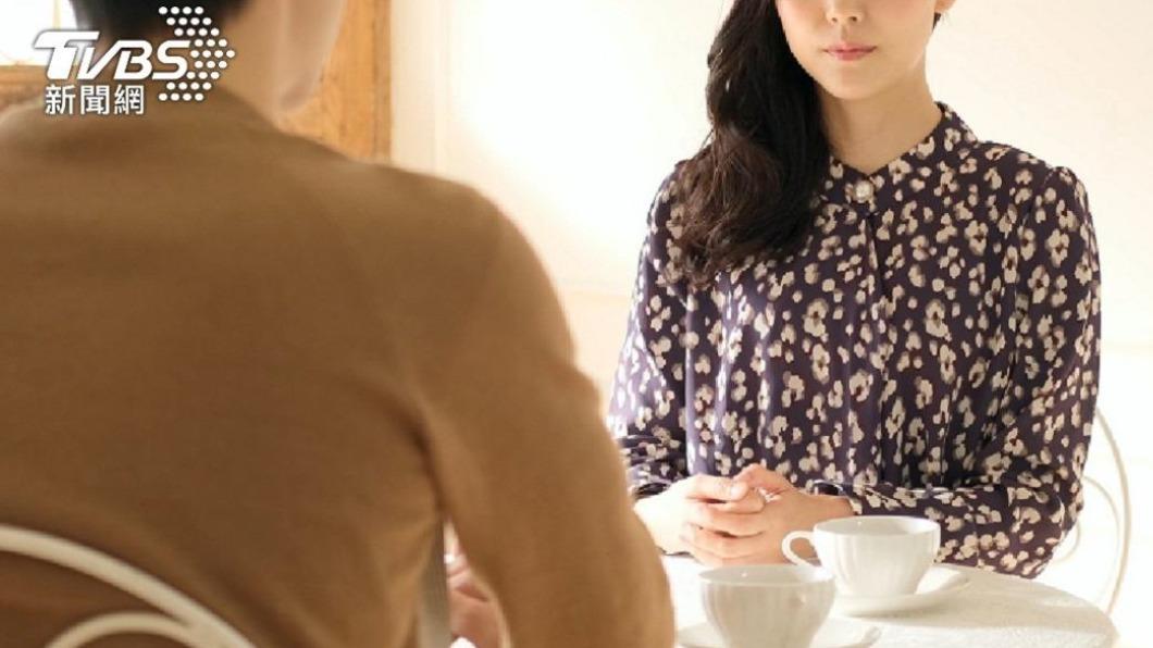 未婚夫在和女子飯的時候，會用手指「插入」她的食物裡確認食物是否是一樣的。（示意圖，非當事人／shutterstock達志影像）