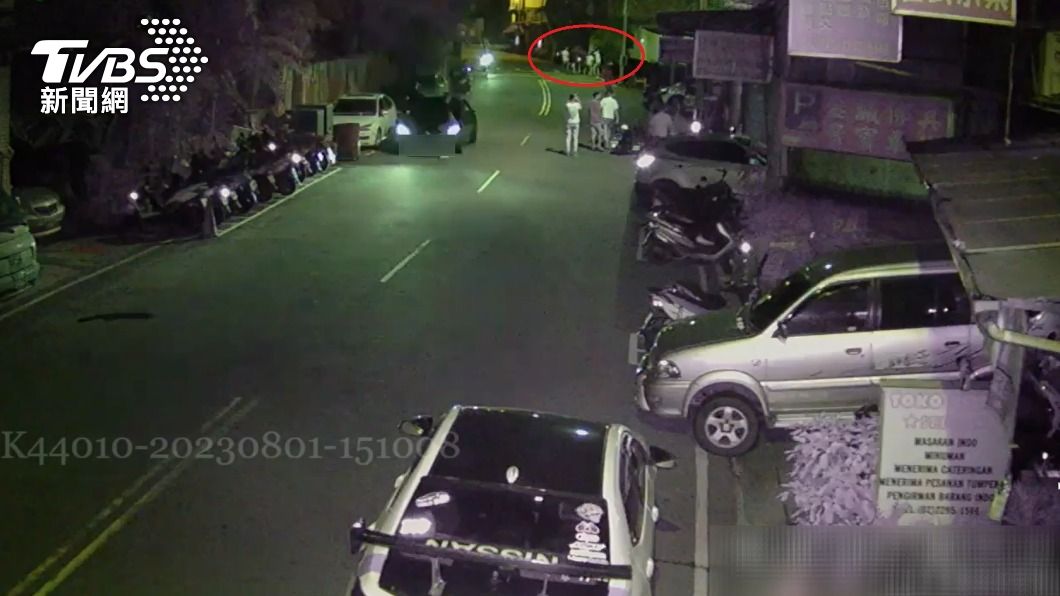 潘男因積欠3萬元工程款,當街慘遭圍毆。(圖/TVBS)