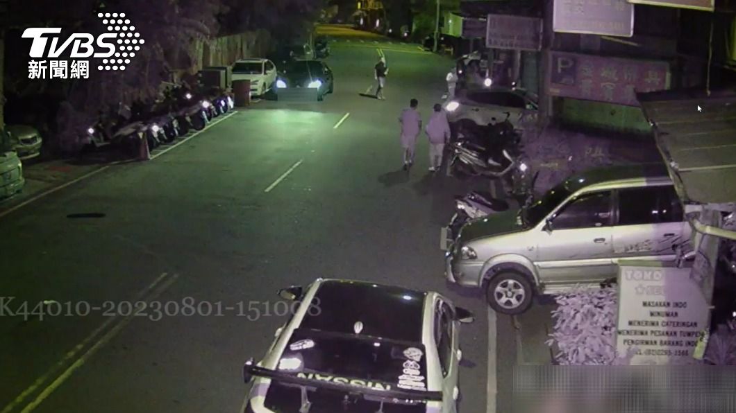 監視器拍下陳男等人在事發地點聚集。(圖/TVBS)