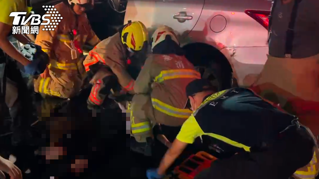 轎車突失控撞上...等紅燈女騎士慘捲車底 遭輾拖行身亡