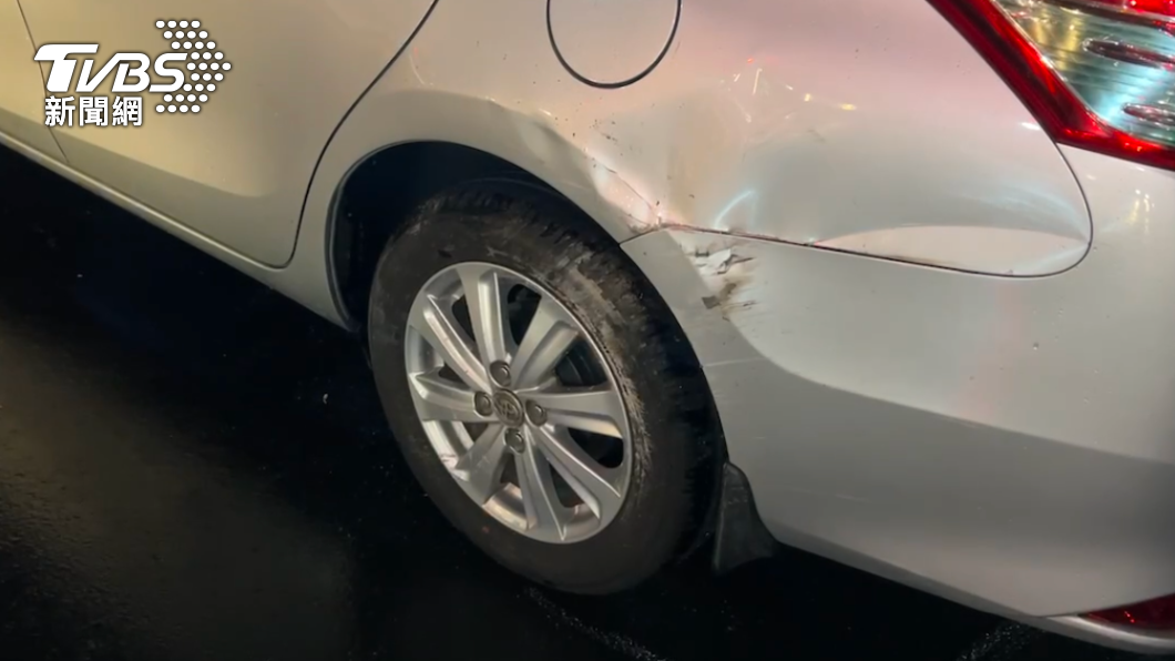 轎車受到撞擊鈑金凹陷。（圖／TVBS）