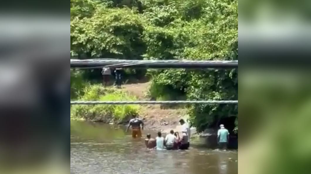 民眾亂石攻擊鱷魚試圖奪回遺體。(圖/翻攝自《太陽報》)