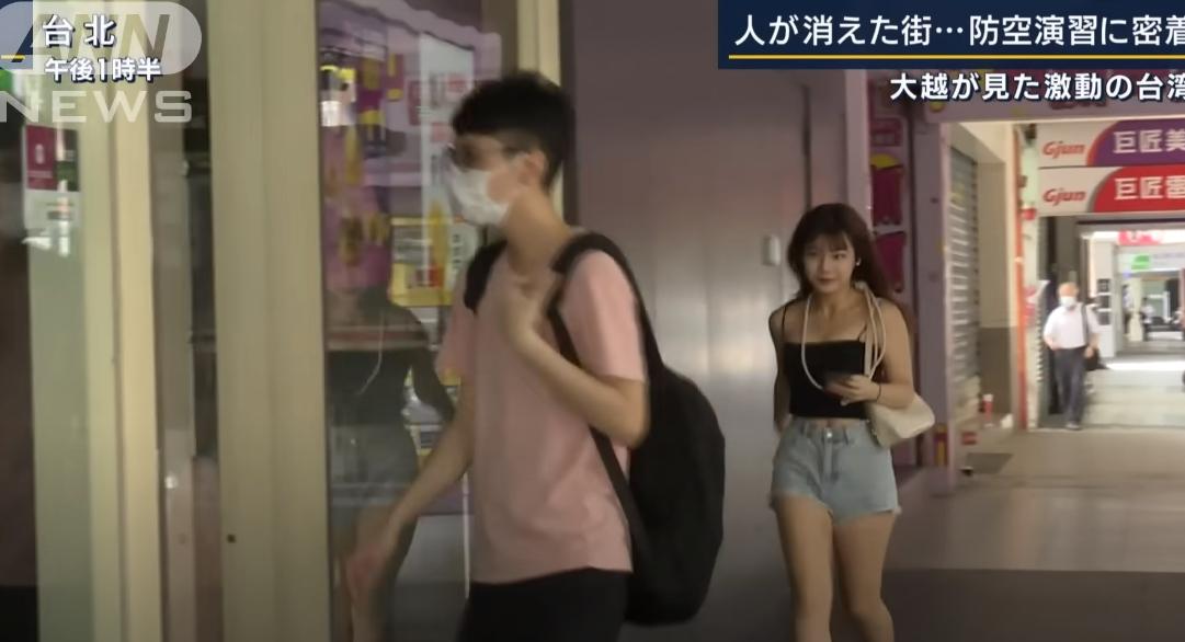 女孩小跑步進麥當勞。（圖／翻攝自YouTube）