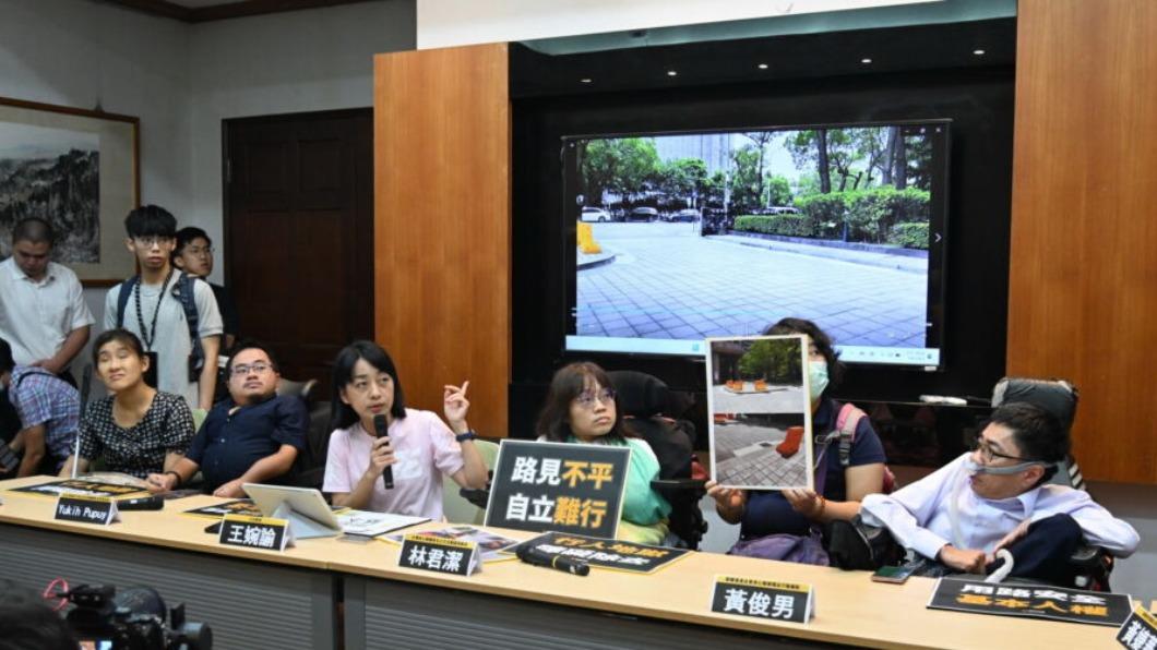 處處充滿危險!人行空間不友善 王婉諭籲:全盤檢視保障身障者