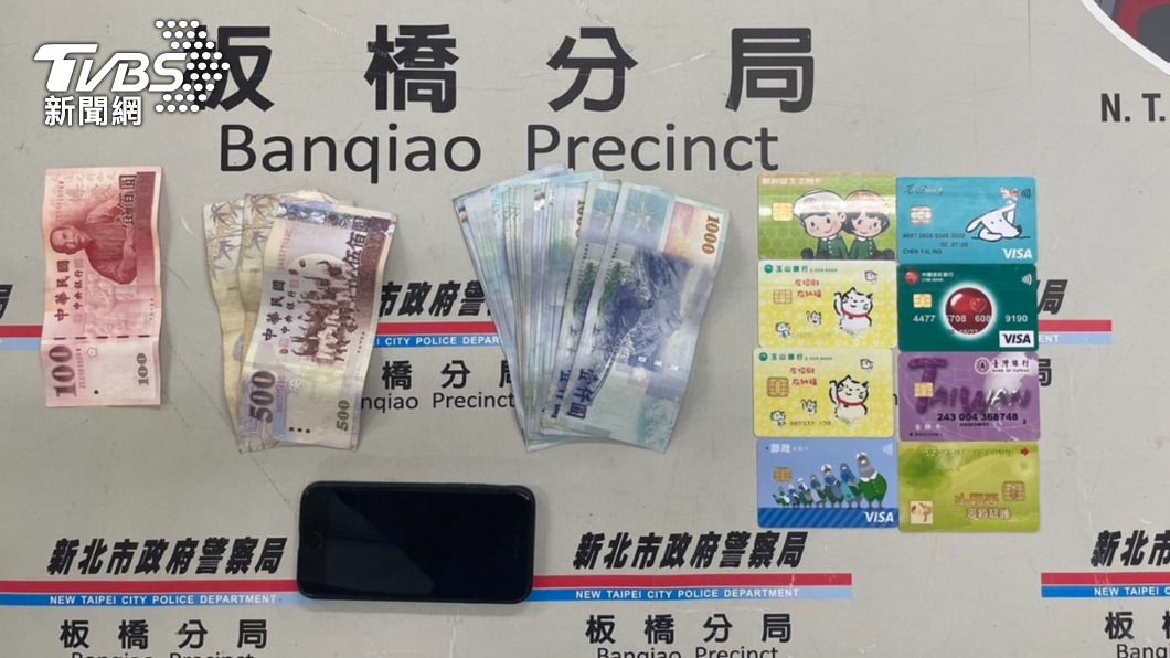 警方查扣他身上提款卡和贓款。(圖/TVBS)
