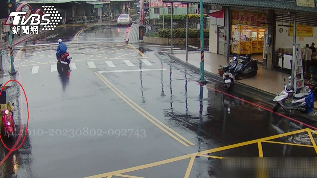 監視器拍下2名犯嫌在街道上埋伏。(圖/TVBS)
