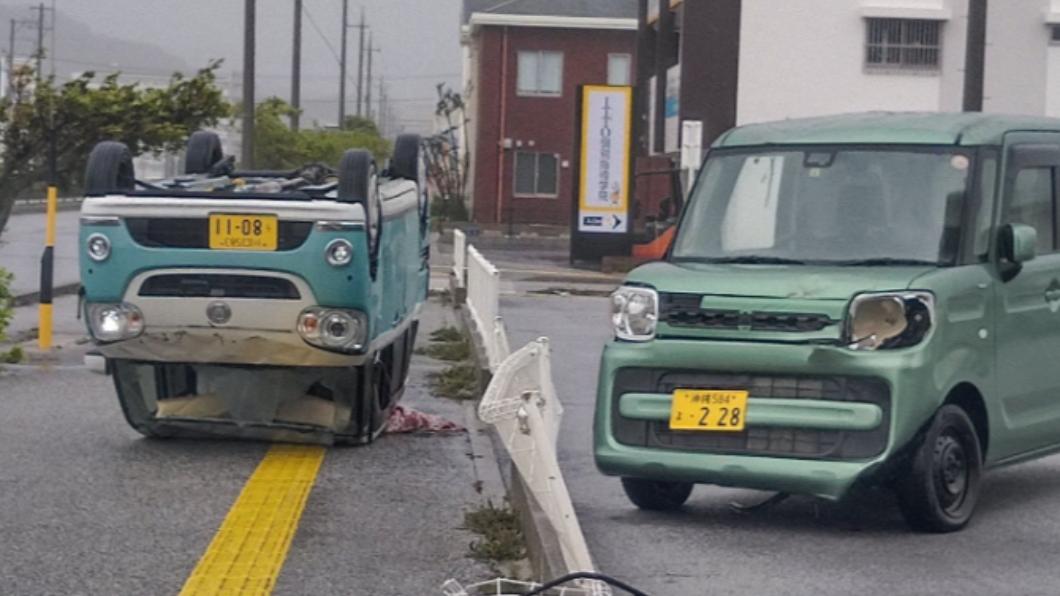 中颱卡努挾帶強風暴雨襲擊沖繩,許多車輛因強風翻覆路邊。(圖/翻攝自推特@asoutoru)