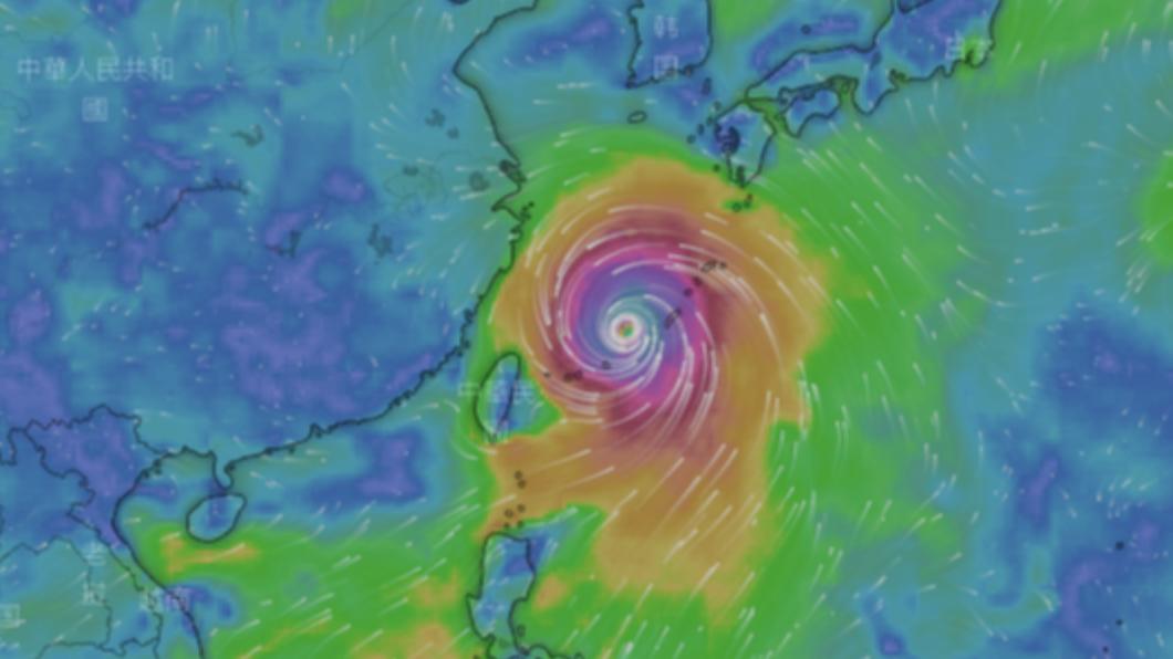 氣象局指出,若此颱風行徑無特殊變化,預計於今(2)日17時30分發布海上陸上颱風警報。(圖/NCDR)