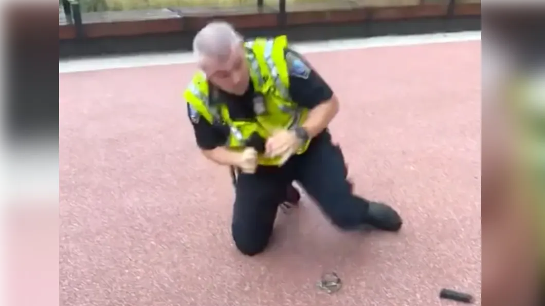警察身上帶著的手銬和物品都被強大的衝擊力道甩了出去。（圖／翻攝自@LiveBoston617推特）