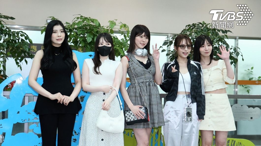 這次女優們來台大陣仗,現場也是分組給媒體拍照。(圖/趙世平攝)