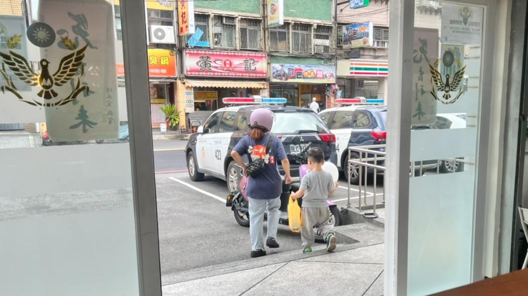 經由員警協助，男童順利跟媽媽回家。（圖／TVBS）