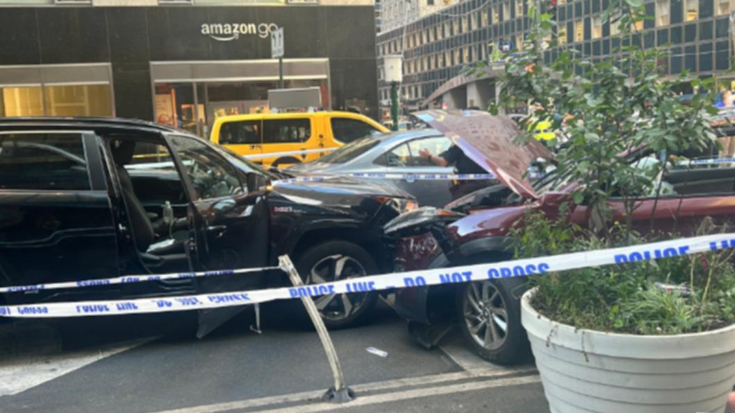 紐約連環撞!偷車賊躲警察「撞倒多名行人」 曼哈頓交通大亂